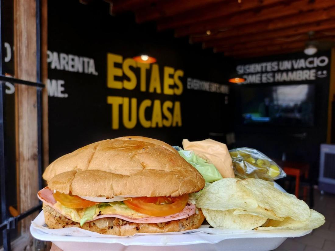 Lunch Pack Viajero: torta con papas de bolsa, salsa y jalapeños aparte, listo para el camino